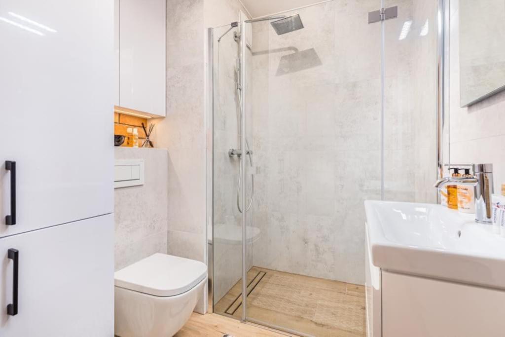 Modern Riverside Apartment With Free Parking Space Stettino Esterno foto