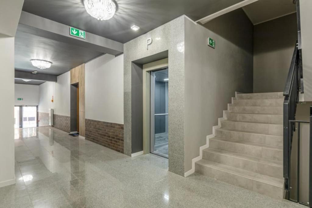 Modern Riverside Apartment With Free Parking Space Stettino Esterno foto