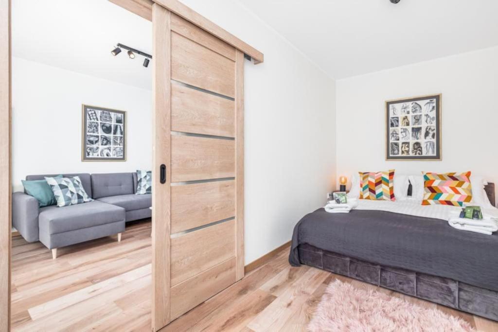 Modern Riverside Apartment With Free Parking Space Stettino Esterno foto