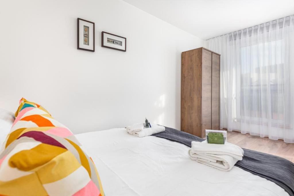 Modern Riverside Apartment With Free Parking Space Stettino Esterno foto